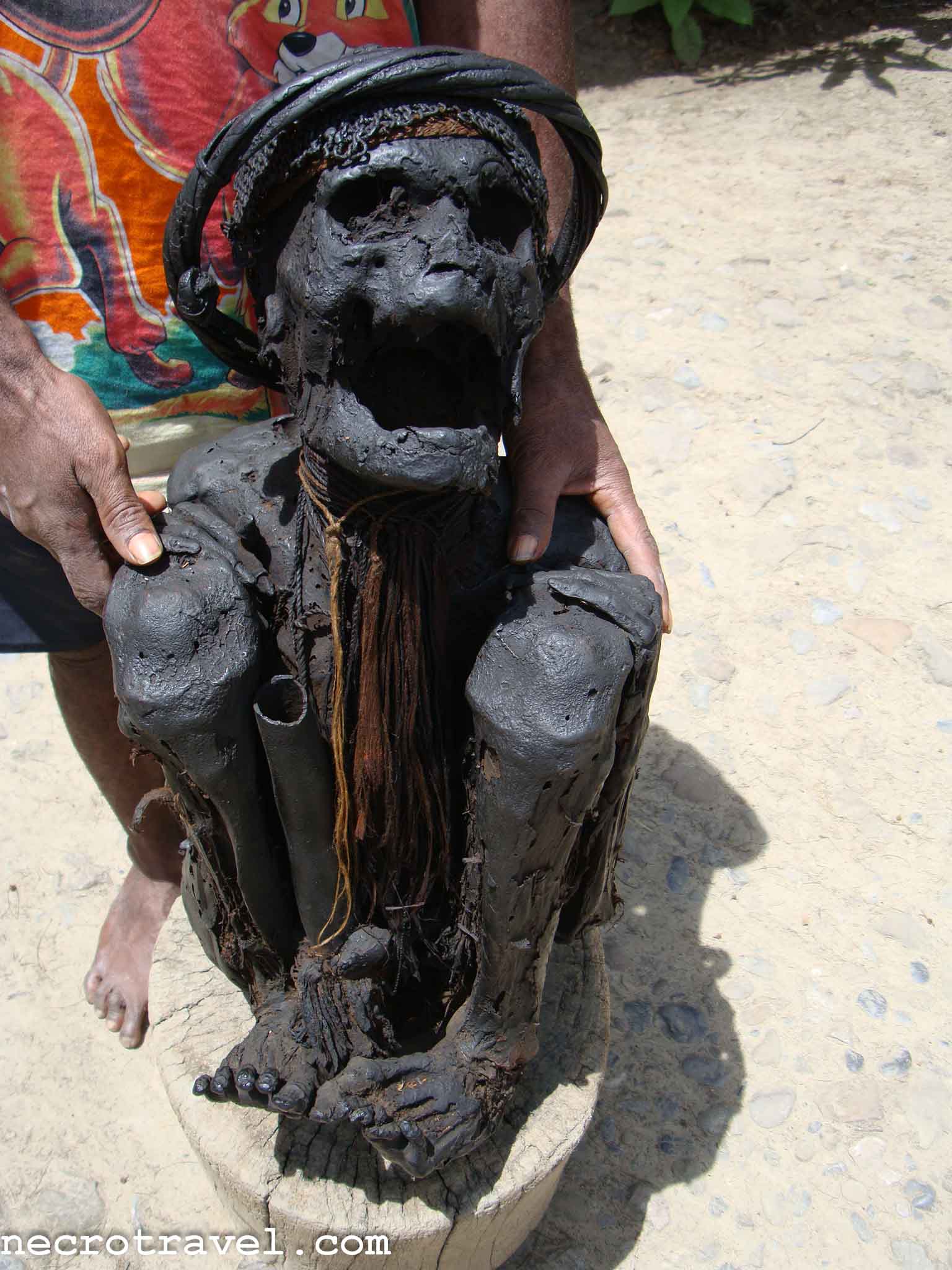 Indonesian Tribe Mummifies Their Ancestors With Smoke_2