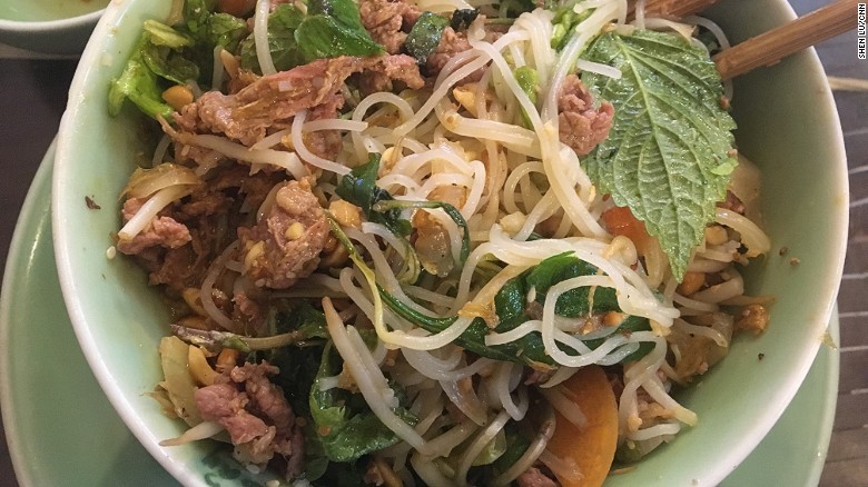 CNN Suggests 10 Must-Try Sidewalk Foods In Vietnam_6