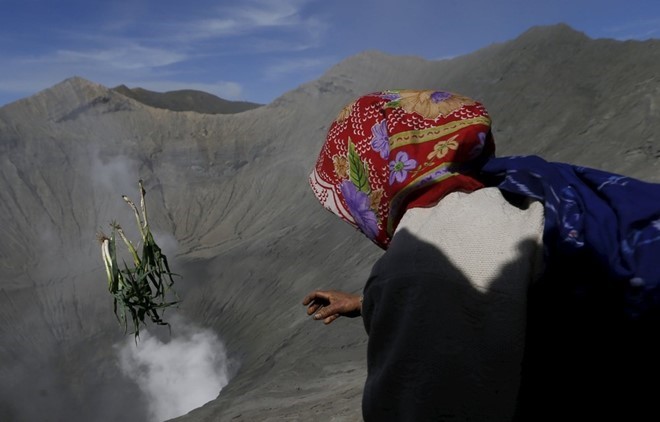 food-sacrifice-ceremony-for-bromo-volcano-6