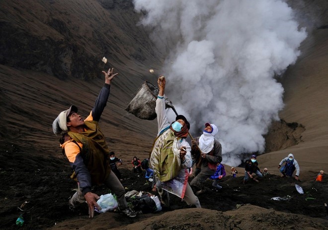 food-sacrifice-ceremony-for-bromo-volcano-7
