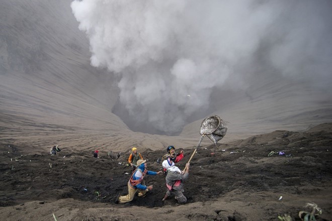 food-sacrifice-ceremony-for-bromo-volcano-8